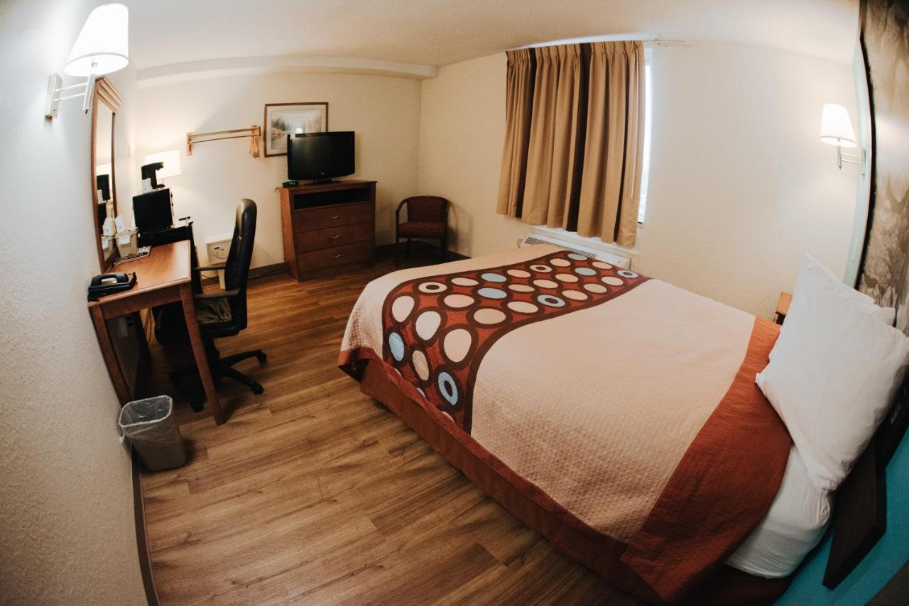Super 8 By Wyndham Danbury Motel Eksteriør billede
